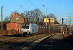 185 696-2 von Railpool, im Einsatz für Transpetrol, durchfährt am 29.12.2016 mit einem Güterzug den Bahnhof Minden