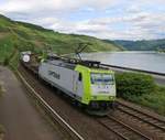 Captrain 185 549-3 mit Containerzug in Fahrtrichtung Bingen am Rhein.