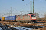 Lok 185 592-3 durchfährt den Badischen Bahnhof. Das abzweigende Gleis führt auf einen Parkplatz, von wo aus auch diese Aufnahme am 18.01.2017 entstand.