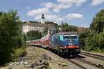 185 601 der Beacon Rail Leasing Ltd, vermietet an die HSL Logistik GmbH, war am 05. Juli 2022 im Auftrag der Wedler Franz Logistik GmbH & Co. KG für die SWEG-Bahnen-Stuttgart mit dem RegionalExpress 99155 (RE10a) von Heidelberg Hauptbahnhof über das Neckartal nach Heilbronn Hauptbahnhof unterwegs, hier im Bahnhof Gundelsheim unterhalb des Schloss Horneck.