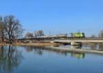 185 152 mit GC 45191 am 21.01.2015 auf der Isarbrücke bei Plattling.