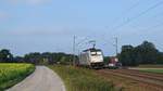 Die an Lineas vermietete Railpool E 186 291 ist mit einem Volvo-Logistikzug am 27.09.17 bei Vehrte auf dem Weg nach Gent (B).