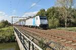 An der Demerbrücke bei Linkhout ist die E186 182-2 die für Lineas fahrend hier mit einem Kastelzug aus Antwerpen kommend am Samstag den 14.10.2017 bei fast unanstendigem Herbstwetter vor