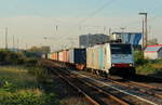 Mit einem Containerzug ist Railpool 186 102 am 18.10.2017 in südlicher Richtung in Hilden unterwegs