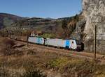 Die 186 284 und die 186 290 mit einem Güterzug am 31.10.2017 unterwegs bei Sterzing.