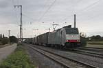 Mit einem langen Containerzug fuhr am 16.09.2016 die Railpool/BLSC 186 108  1 Locomotive / 4 Countries  durch Müllheim (Baden) in Richtung Süden.