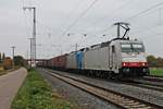 Durchfahrt am 29.10.2016 von Macquarie Rail/Crossrail 186 906 zusammen mit der Alpha Trains/Crossrail 185 526-1 als Wagenlok und einem Containerzug durch die Gleisanlagen vom Bahnhof Müllheim (Baden) in Richtung Basel.