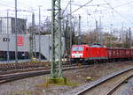 186 333-1 DB-Schenker kommt aus Richtung Köln,Aachen-Hbf,Aachen-Schanz mit einem Schrottzug aus Köln-Kalk(D) nach Genk-Goederen(B) und fährt in Aachen-West ein. 
Aufgenommen vom Bahnsteig in Aachen-West.
Bei Wolken am Nachmittag vom 24.1.2018.