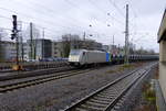 186 297-8 von Railpool kommt aus Richtung Köln,Aachen-Hbf,Aachen-Schanz mit einem schweren-Coilzug aus Köln-Eifeltor(D) nach Genk-Goederen(B) und fährt in Aachen-West ein.
Aufgenommen vom Bahnsteig in Aachen-West.
Bei Regenwetter am Nachmittag vom 31.1.2018.