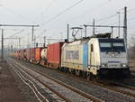 METRANS E 186 289-5 mit Containerwaggons am Haken bei der Durchfahrt durch Magdeburg Hauptbahnhof am 17.