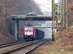 186 338-0 DB-Schenker  kommt mit viel Sand die Kohlscheider-Rampe hoch aus Richtung Neuss,Herzogenrath mit einem Schrottzug aus Köln-Kalk(D) nach Genk-Goederen(B) und fährt durch Kohlscheid in Richtung Richterich,Laurensberg,Aachen-West. 
Aufgenommen von Bahnsteig 1 in Kohlscheid. 
Bei Sonnenschein am Kalten Nachmittag vom 19.2.2018.