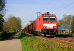 186 330-7 DB-Schenker  kommt mit einem Schrottzug aus Köln-Kalk(D) nach Genk-Goederen(B) und kommt aus Richtung Köln-Kalk,Köln-Gremberg,Köln-Poll,Kölner-Südbrücke,Köln-Süd,Köln-West,Köln-Nippes,Köln-Longerich,Köln-Chorweiler,Köln-Worringen,Dormagen-Bayerwerk,Dormagen,Nievenheim,Neuss-Allerheiligen,Norf,Neuss-Süd,Neuss-Hbf,Meerbusch-Osterath,Krefeld-Oppum,,Krefeld-Hbf,Forsthaus,Anrath,Viersen,Mönchengladbach,Rheydt-Gbf,Wickrath,Herrath,Erkelenz,Hückelhoven-Baal,Brachelen,Lindern,Süggerath,Geilenkirchen,Frelenberg und fährt durch Zweibrüggen in Richtung Übach-Palenberg,Rimburg,Finkenrath,Hofstadt,Herzogenrath, Kohlscheid,Richterich,Laurensberg,Aachen-West. 
Aufgenommen Zwischen Übach-Palenberg und Zweibrüggen. 
Bei Sommerwetter am 19 April 2018. 
Aufgenommen am Nachmittag vom 19.4.2018.