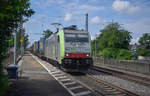 Am 02.06.2018 durchfährt die 486 502 mit einem langen Trailerzug den Haltepunkt Buggingen dem Ziel Zeebrugge entgegen.