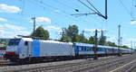 Sonderzug (Partyzug) wohl von Köln nach Sylt als Endziel über Hamburg-Harburg weiter Richtung Hbf. mit der Rpool 186 449-5 [NVR-Number: 91 80 6186 449-5 D-Rpool] die wohl an die LINEAS Group NV/SA vermietet ist und an diesem Tag für den Veranstalter MSM Partyzug im Einsatz war mit ihren Personen- und Sonderwagen, 30.06.18 Bf. Hamburg-Harburg.