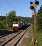 186 150 von Crossrail  kommt mit einem Containerzug aus  Novara-Boschetto(I) nach Genk-Haven(B) und kommt aus Köln-Süd,Köln-West,Köln-Ehrenfeld,Kerpen,Horrem,Buir,Merzenich,Düren,Langerwehe,Eschweiler-Hbf,Stolberg-Hbf(Rheinland) und fährt durch Aachen-Eilendorf in Richtung Aachen-Rothe-Erde,Aachen-Hbf,Aachen-Schanz,Aachen-West. 
Aufgenommen vom Bahnsteig 2 in Aachen-Eilendorf. 
Bei Sommerwetter am Abend vom 2.7.2018.