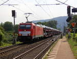 186 333-1 DB-Schenker kommt mit einem langen Mercedes-Zug aus Kornwestheim(D) nach Zeebrugge-Ramskapelle(B) und kommt aus Richtung Koblenz und kommt durch Namedy in Richtung Bonn,Köln,Aachen. 
Aufgenommen vom Bahnsteig 2 in Namedy. 
Bei Sommerwetter am Mittag vom 17.8.2018.