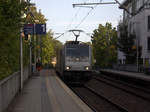 186 183-0  von Lineas/Railpool kommt mit einem Kesselzug aus Antwerpen-Noord(B) nach Köln-Eifeltor(D) fährt durch Aachen-Schanz in Richtung Aachen-Hbf,Aachen-Rothe-Erde,Stolberg-Hbf(Rheinland)Eschweiler-Hbf,Langerwehe,Düren,Merzenich,Buir,Horrem,Kerpen-Köln-Ehrenfeld,Köln-West,Köln-Süd. 
Aufgenommen vom Bahnsteig von Aachen-Schanz. 
Bei Sommerwetter am Morgen vom 29.8.2018.