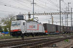 Lok 186 904-9 durchfährt den Bahnhof Pratteln.