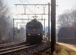 186 207 von der Rurtalbahn kommt leider aus dem gengenlicht mit einem KLV-Containerzug aus Frankfurt-Höchstadt am Main(D) nach Genk-Goederen(B) und kommt aus Richtung Aachen(D),Montzen(B),Vise(B),Tongeren(B) und fährt durch Hoeselt(B) in Richtung Hasselt(B).
Aufgenommen von einem Fußgängerweg in Hoeselt(B)
Bei schönem Winterwetter am kalten Vormittag vom 26.12.2018.  