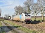 Mit eine Containerzug ist die 186 107 am Samstag den 19.1.2019 bei Boisheim gen Dülken unterwegs.