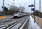 186 494-1 von Lineas/Railpool  kommt durch Kohlscheid aus Richtung Aachen-West mit einem langen Kesselzug aus Antwerpen-Kanaaldok(B) nach Millingen-Solvay(D) Laurensberg,Richterich und fährt durch Kohlscheid in Richtung Herzogenrath,Hofstadt,Finkenrath,Rimburg,Übach-Palenberg,Zweibrüggen,Frelenberg,Geilenkirchen,Süggerath,Lindern,Brachelen,Hückelhoven-Baal,Baal,Erkelenz,Herrath,Beckrath,Wickrath,Rheydt. 
Aufgenommen von Bahnsteig 2 in Kohlscheid.
Bei schönem Sonnenschein und Schnee am Kalten Nachmittag vom 23.1.2019.