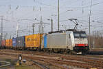 Lok 186 445-3 durchfährt den badischen Bahnhof.