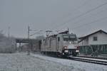 186 903-1 rauscht mit einem KLV durch Erftwerk gen Grevenbroich und weiter nach Venlo.

Grevenbroich 30.01.2019