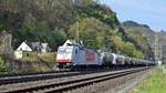 Macquarie European Rail 186 150, vermietet an Crossrail Benelux, mit Silowagenzug in Richtung Bingen (Fellen, 16.04.19).