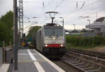 186 453-7 von Lineas/Railpool kommt als Umleiter mit einem gemischten Güterzug aus Köln-Gremberg(D) nach Antwerpen-Noord(B) und fährt durch Kohlscheid aus Richtung Herzogenrath und fährt die Kohlscheider-Rampe hoch nach Aachen-West. 
Aufgenommen von Bahnsteig 2 in Kohlscheid. 
Am 25.4.2019. 