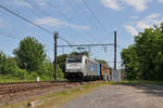 Mit dem 42540 Frankfurt/Hoechst - Genk/Goederen am Haken rollt die 186 422-2 der Rurtalbahn Cargo durch Bassenge in Richtung Tongeren.