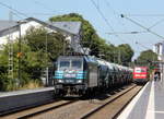 186 293-7 von Lineas kommt aus Richtung Mönchengladbach-Hbf,Rheydt-Hbf,Wickrath,Beckrath,Herrath,Erkelenz,Baal,Hückelhoven-Baal,Brachelen,Lindern,Süggerath mit einem Kalkleerzug aus Oberhausen-West(D) nach Hermalle-Huy(B) und fährt durch Geilenkirchen in Richtung Frelenberg,Zweibrüggen,Übach-Palenberg,Rimburg,Finkenrath,Hofstadt,Herzogenrath, Kohlscheid,Richterich,Laurensberg,Aachen-West. Aufgenommen vom Bahnsteig 2 in Geilenkirchen. Bei Sommerwetter am Nachmittag vom 22.7.2019.