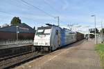 Mit einem Kastelzug ist die 186 298-6 in Rheydt Hbf auf Gleis 3 bei der Durchfahrt zu sehen.