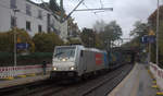 186 438-8 von Crossrail kommt aus Richtung Köln,Aachen-Hbf und fährt durch Aachen-Schanz mit einem LKW-Zug aus Novara(I) nach Zeebrugge(B) und fährt in Richtung Aachen-West. 
Aufgenommen vom Bahnsteig von Aachen-Schanz.
Bei Regenwetter am Nachmittag vom 11.11.2019.