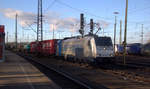 186 428-9 von der Rurtalbahn fährt mit einem einem langen KLV-Containerzug aus Frankfurt-Höchstadt am Main(D) nach Genk-Goederen(B) bei der Abfahrt aus Aachen-West und fährt in Richtung Montzen/Belgien. 
Aufgenommen vom Bahnsteig in Aachen-West. 
Bei Sonne und Wolken am Nachmittag vom 3.12.2019. 