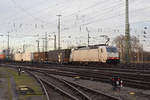 Lok 186 906-4 durchfährt den badischen Bahnhof.