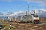 Lok 186 104-6 durchfährt den badischen Bahnhof.