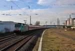 LINEAS 186 233-3 mit Euro Express Wagen in Rüsselsheim Opelwerk am 15.02.20 als Krokus Express vom Bahnsteig aus fotografiert