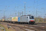 Lok 186 288-7 durchfährt den badischen Bahnhof.