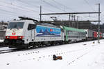 Traktionsänderung der RoLa ab dem Januar 2021.
RoLa Freiburg Brsg Rbf - Novara Boschetto mit der BR 186 907 bei Roggwil-Wynau am 18. Januar 2021.
Zusammen mit der BR 186 901, ID 1240227, eingestellt am 12.1.2021, konnten ich nun beide unterschiedlichen Seitenansichten dieser Serie im weissen Kleid dokumentieren.
Foto: Walter Ruetsch
