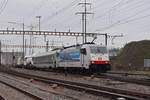 Lok 186 908-6 durchfährt den Bahnhof Pratteln. Die Aufnahme stammt vom 04.02.2021.