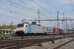 Lok 186 108-7 durchfährt den Bahnhof Pratteln.