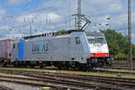 Lok 186 507-0 durchfährt den badischen Bahnhof.