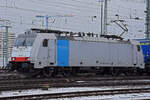 Lok 186 105-3 durchfährt den badischen Bahnhof.