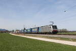 186 288 mit dem  WALTER-KLV  auf dem Weg nach Salzburg am 12. April 2022 bei Übersee am Chiemsee.