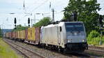 METRANS Rail s.r.o., Praha [CZ] mit der Railpool Lok   186 532-8  [NVR-Nummer: 91 80 6186 532-8 D-RPOOL] und Containerzug am 19.05.22Durchfahrt Bf. Saarmund.