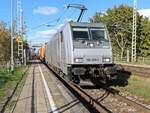 METRANS Rail s.r.o., Praha [CZ] mit der Akiem Lok 186 369-5  (NVR-Nummer: 91 80 6186 369-5 D-AKIEM) und Containerzug am 09. Oktober 2022 bei der Durchfahrt in Dabendorf.