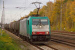 OHE E186 133-5 durchfärt Bahnhof Ludwigsfelde mit einem Kesselzug, am 11.11.2022.