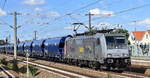 EP Cargo/LokoTrain s.r.o., Česká Třebová [CZ] mit der Akiem Lok  186 368-7  [NVR-Nummer: 91 80 6186 368-7 D-AKIEM] und einem Getreidezug am 12.07.23 Höhe Bahnhof Luckenwalde.