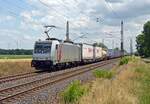 186 371 der akiem führte am 04.07.23 für CD Cargo einen KLV-Zug durch Wittenberg-Labetz Richtung Dessau.