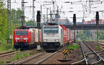 Containerzug mit 186 438-8 überholt 189 005-2 mit Containern im Bahnhof Magdeburg-Sudenburg Richtung Braunschweig.
Tele-Aufnahme vom Bahnsteigende.

🧰 Railpool GmbH, vermietet an die Retrack Germany GmbH (VTG GmbH) | DB Cargo
🕓 21.5.2023 | 12:44 Uhr